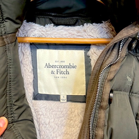 Abercrombie and Fitch puffer jacket small - Picture 2 of 16
